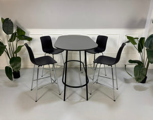 Gebrauchte Vitra Stühle vor einer Wand, stilvoll und modern eingerichtet.