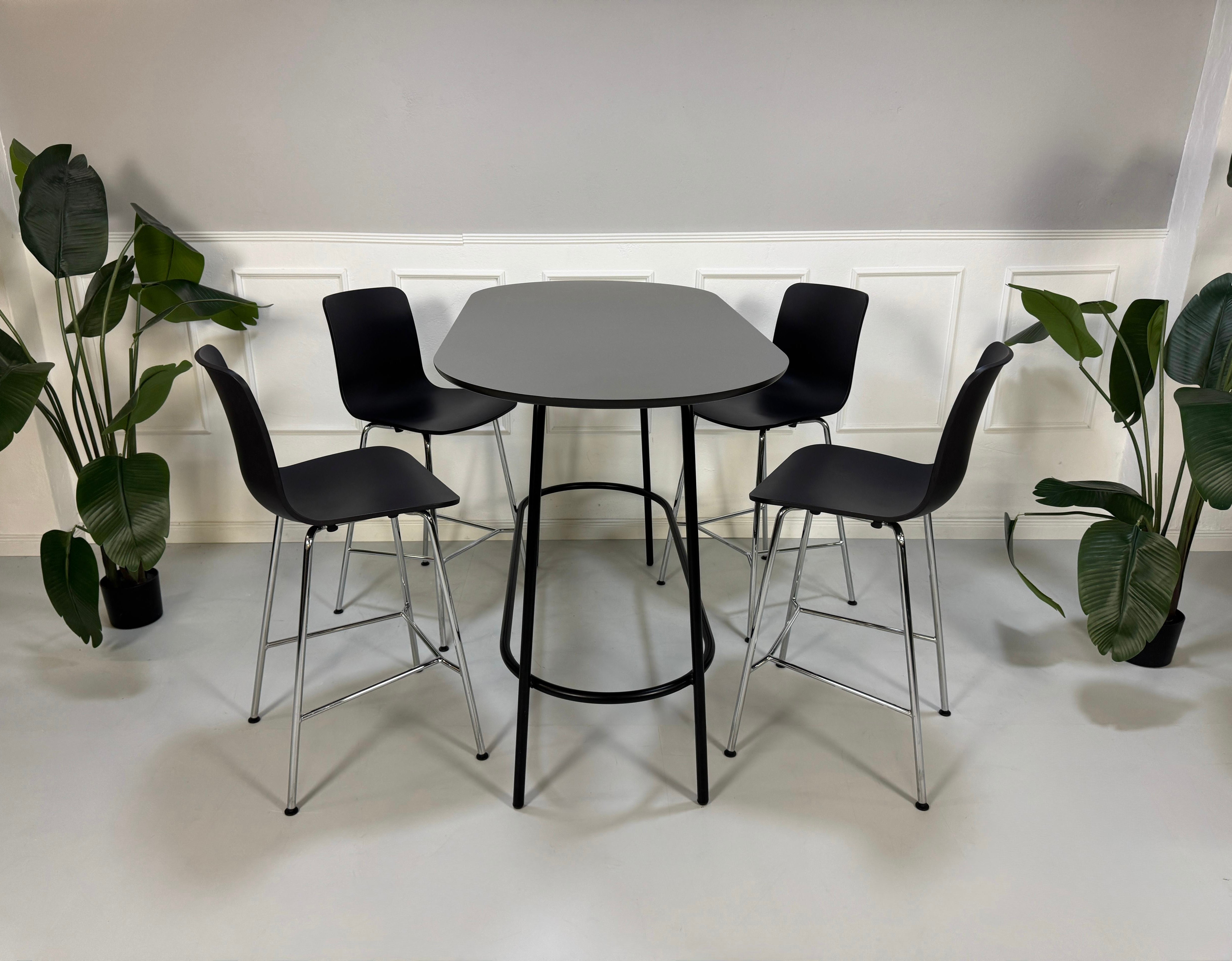 Gebrauchte Vitra Stühle vor einer Wand, stilvoll und modern eingerichtet.