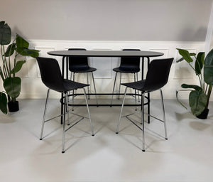 Gebrauchte Vitra Stühle vor einer Wand, stilvoll und modern eingerichtet.