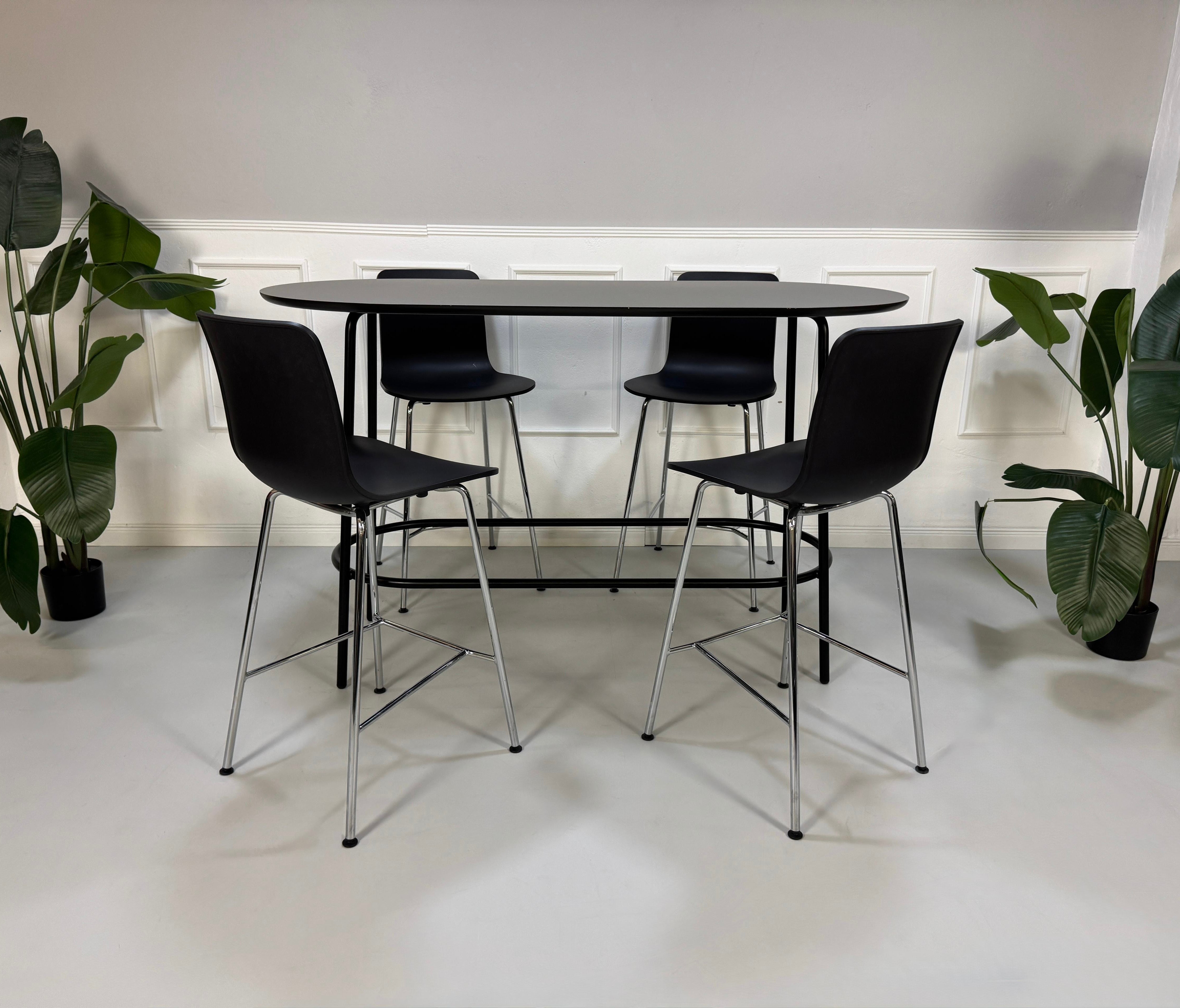 Gebrauchte Vitra Stühle vor einer Wand, stilvoll und modern eingerichtet.