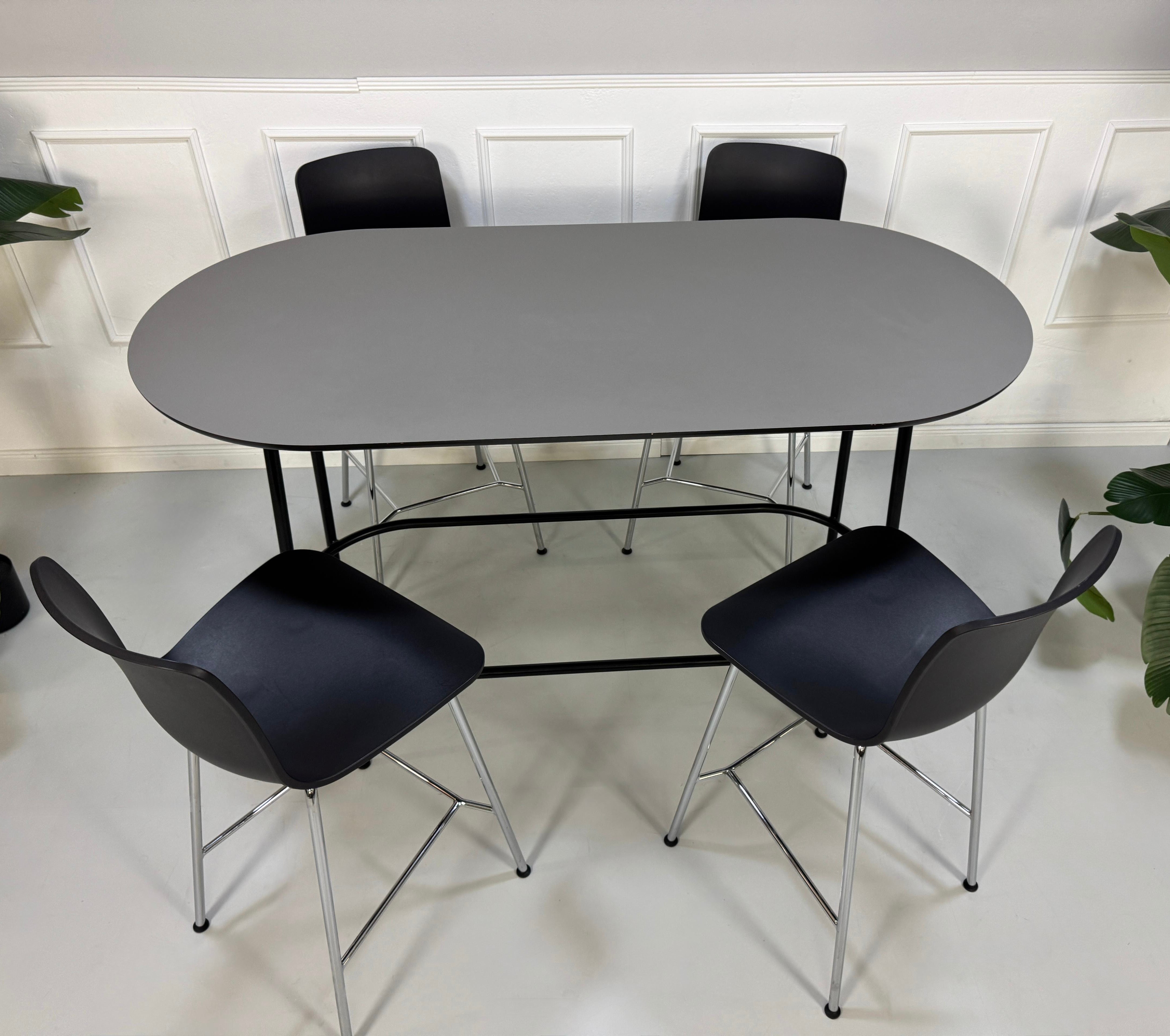 Gebrauchte Vitra Stühle vor einer Wand, stilvoll und modern eingerichtet.
