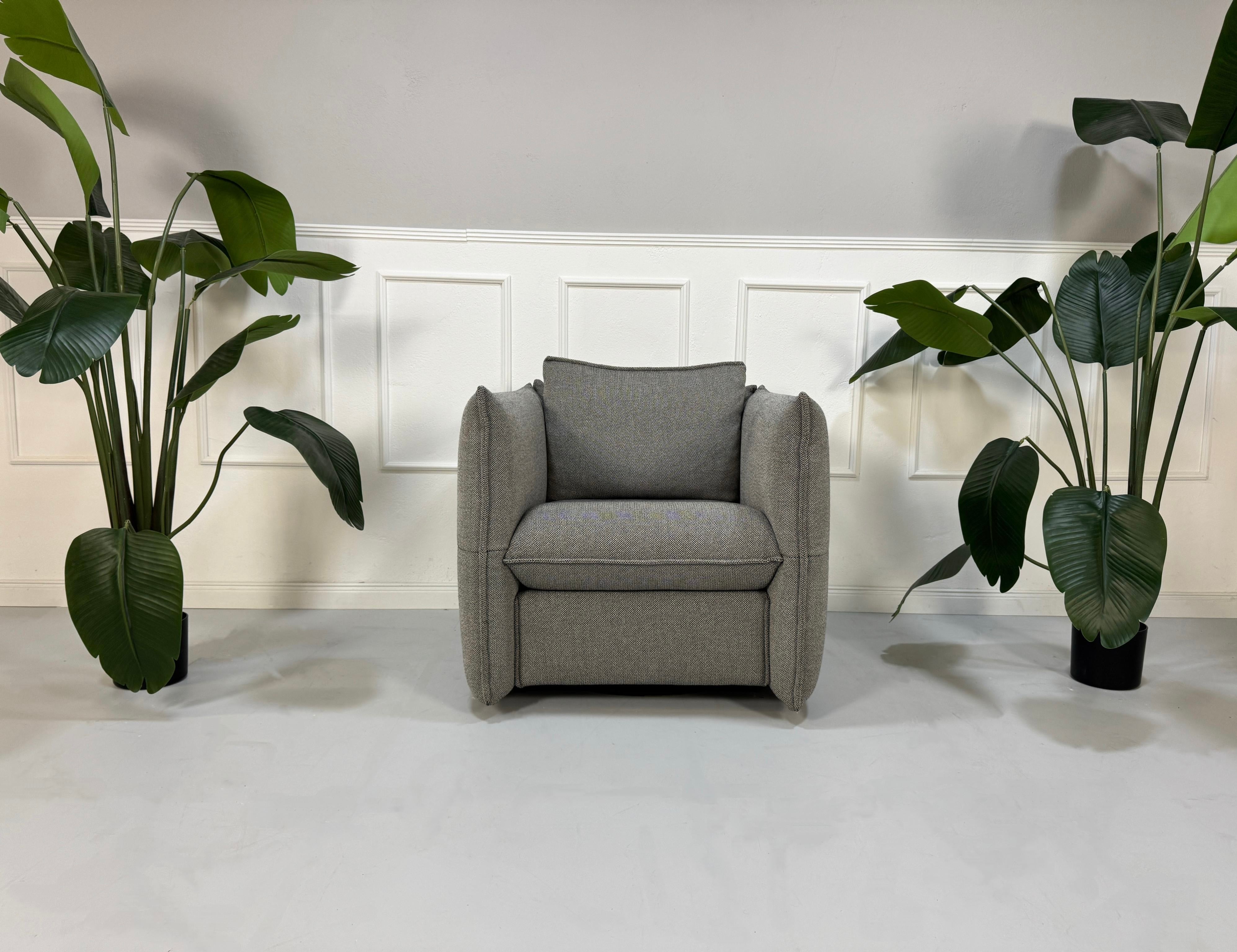 Gebrauchter Vitra Mariposa Designer Stoff Sessel vor einer Wand, stilvoll und modern eingerichtet.