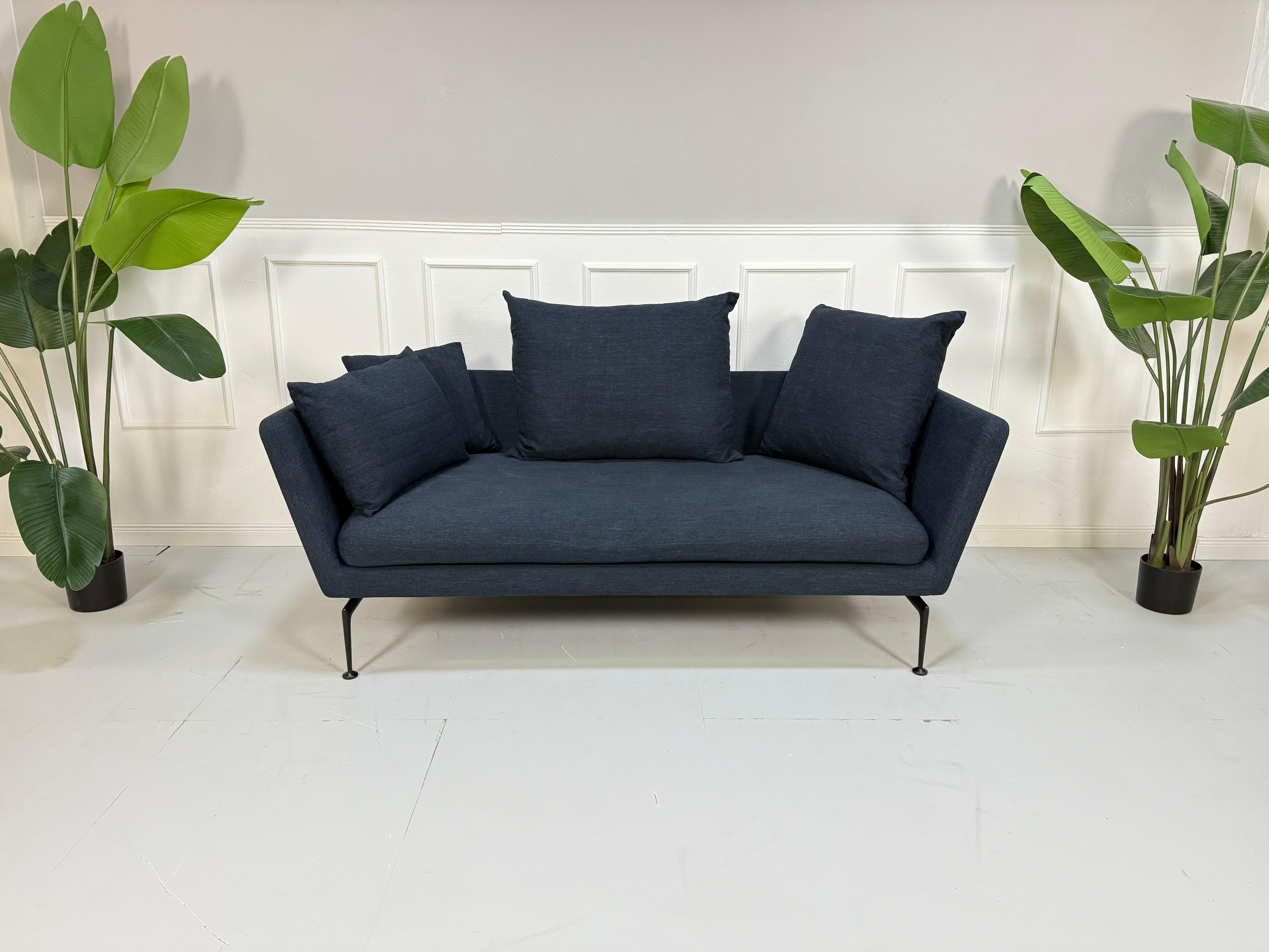 Gebrauchtes blaues Vitra Suita Designer Stoff Sofa vor einer Wand, stilvoll und modern eingerichtet mit Kissen.