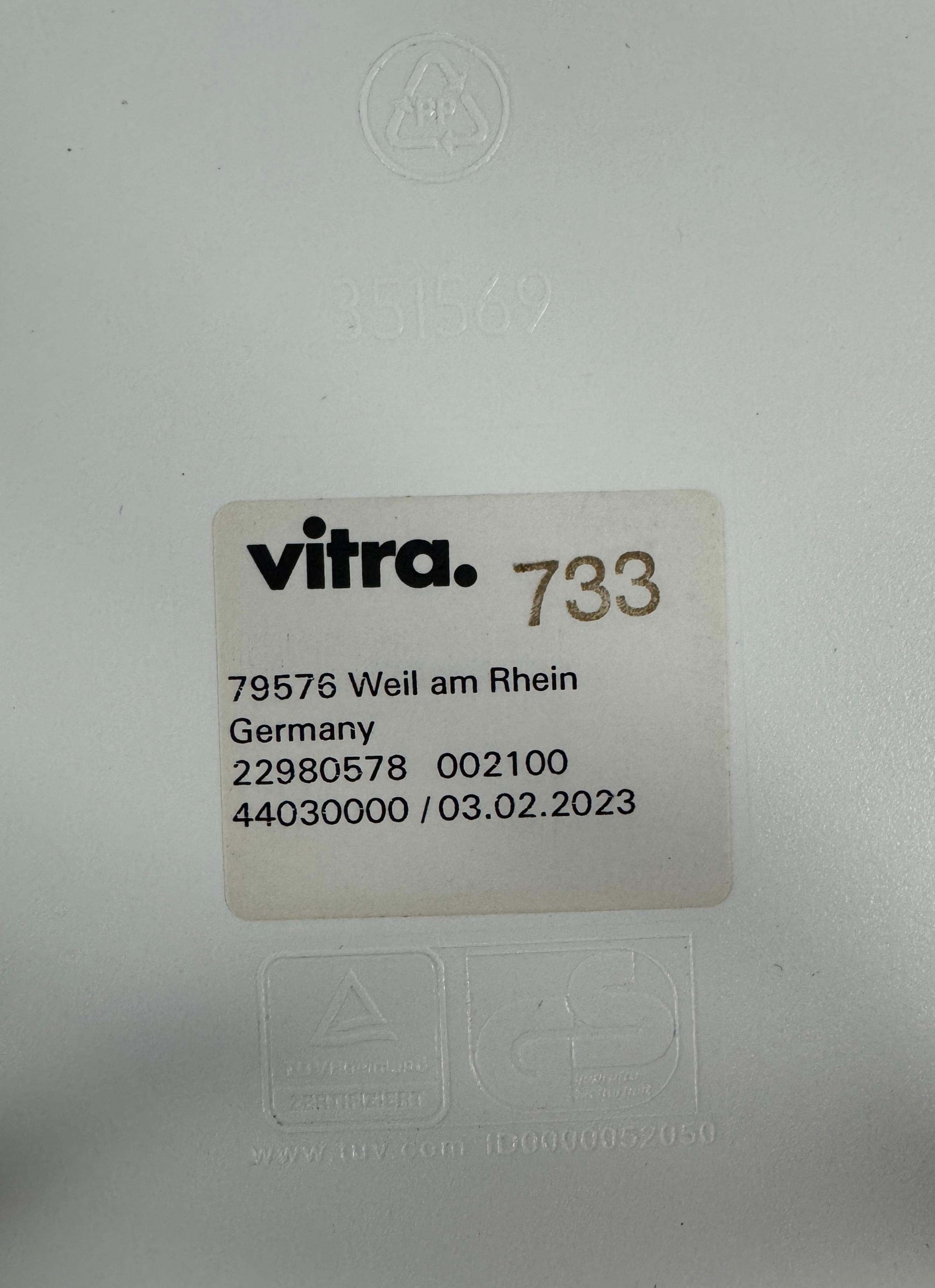 Gebrauchter Vitra Büro Tisch vor einer Wand, stilvoll und modern eingerichtet.