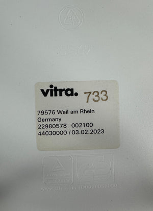 Gebrauchter Vitra Büro Tisch vor einer Wand, stilvoll und modern eingerichtet.
