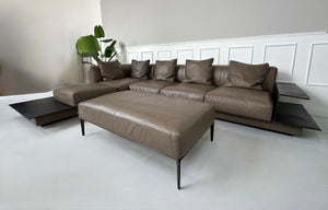 Gebrauchtes braunes Walter Knoll Grand Suite Designer Leder Sofa vor einer Wand, stilvoll und modern eingerichtet.