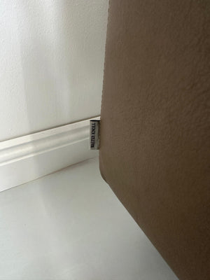 Gebrauchtes braunes Walter Knoll Grand Suite Designer Leder Sofa vor einer Wand, stilvoll und modern eingerichtet.