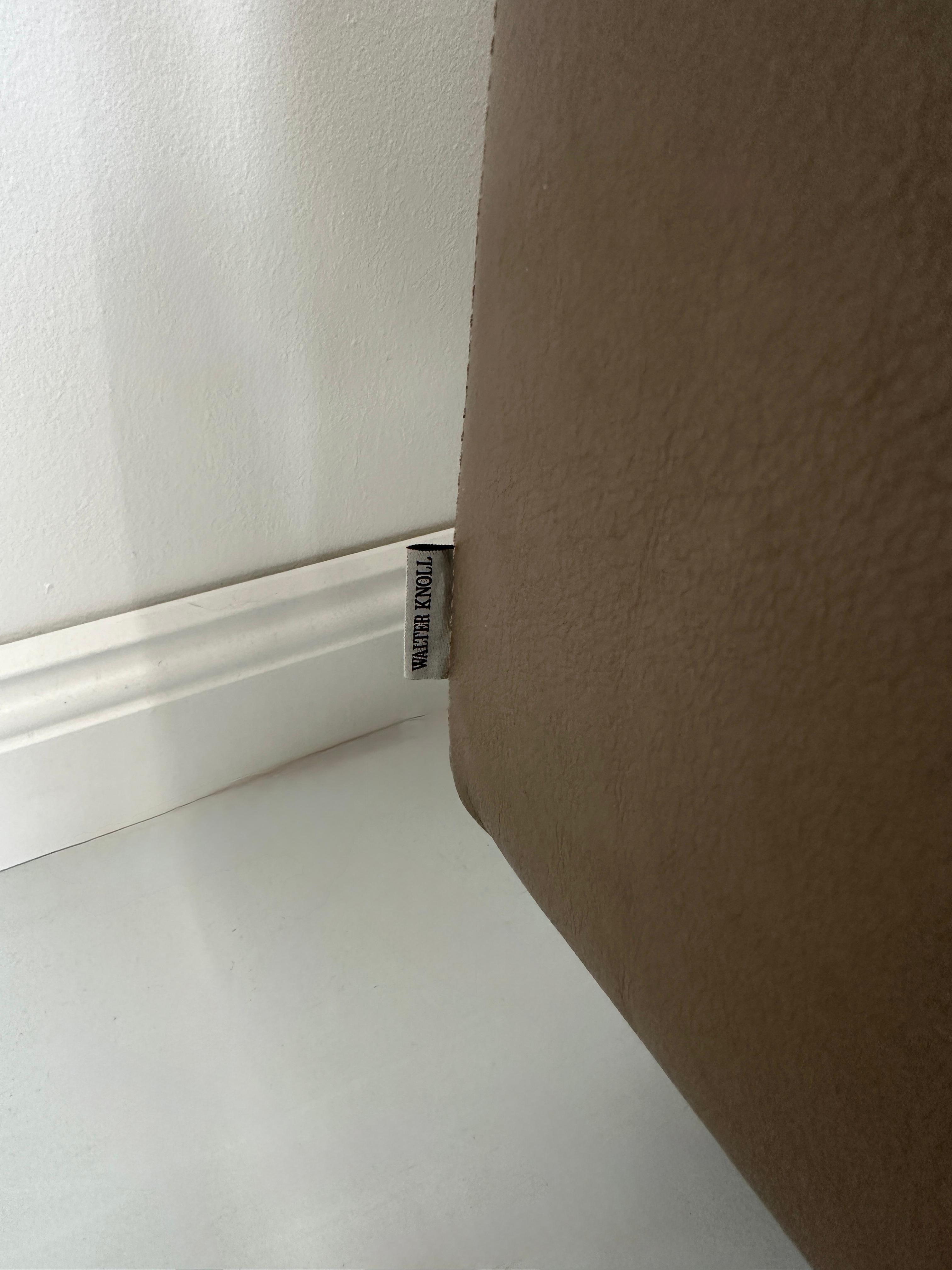 Gebrauchtes braunes Walter Knoll Grand Suite Designer Leder Sofa vor einer Wand, stilvoll und modern eingerichtet.
