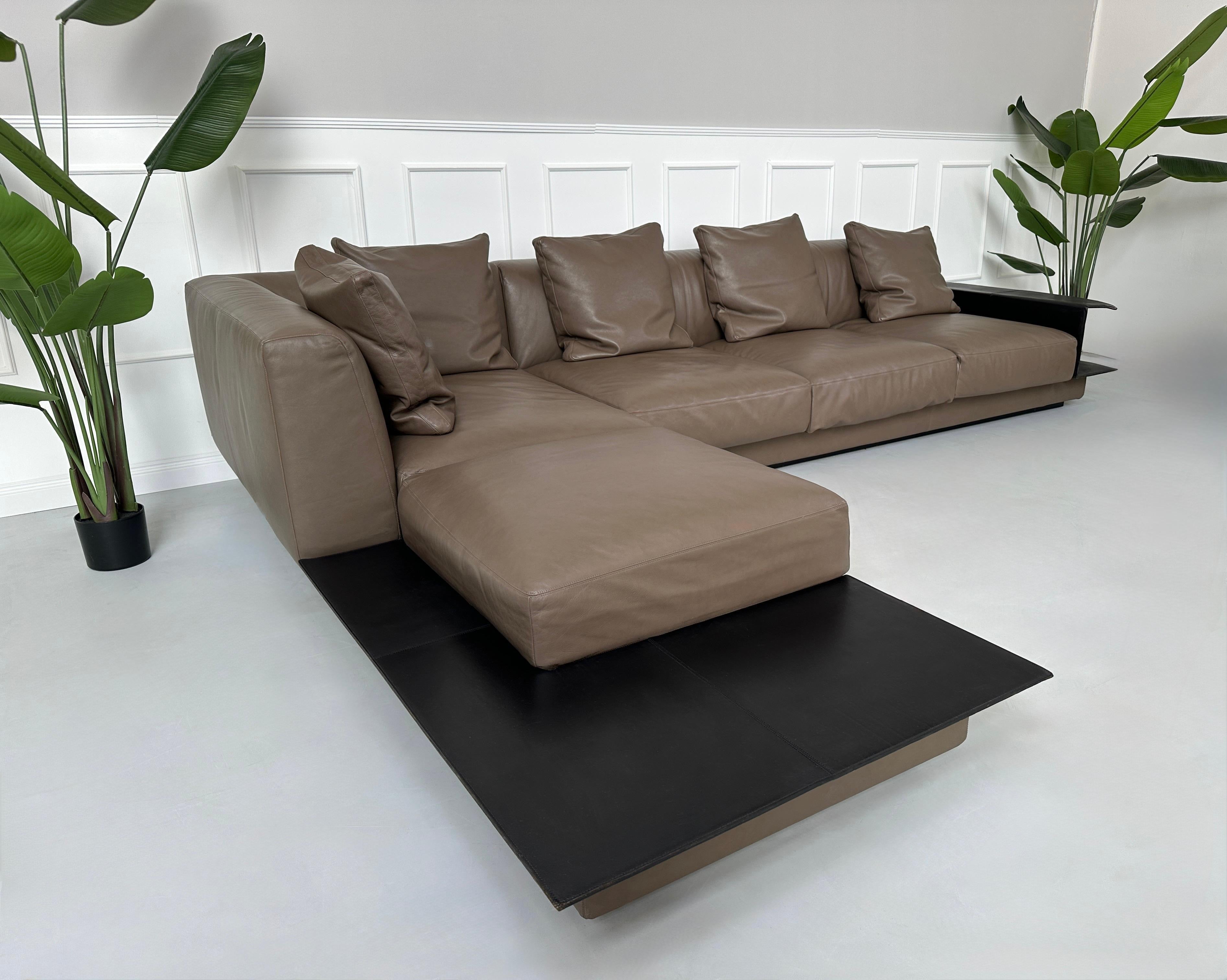 Gebrauchtes braunes Walter Knoll Grand Suite Designer Leder Sofa vor einer Wand, stilvoll und modern eingerichtet.