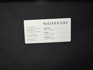 Gebrauchtes braunes Walter Knoll JAAN Designer Leder Sofa vor einer Wand, stilvoll und modern eingerichtet.