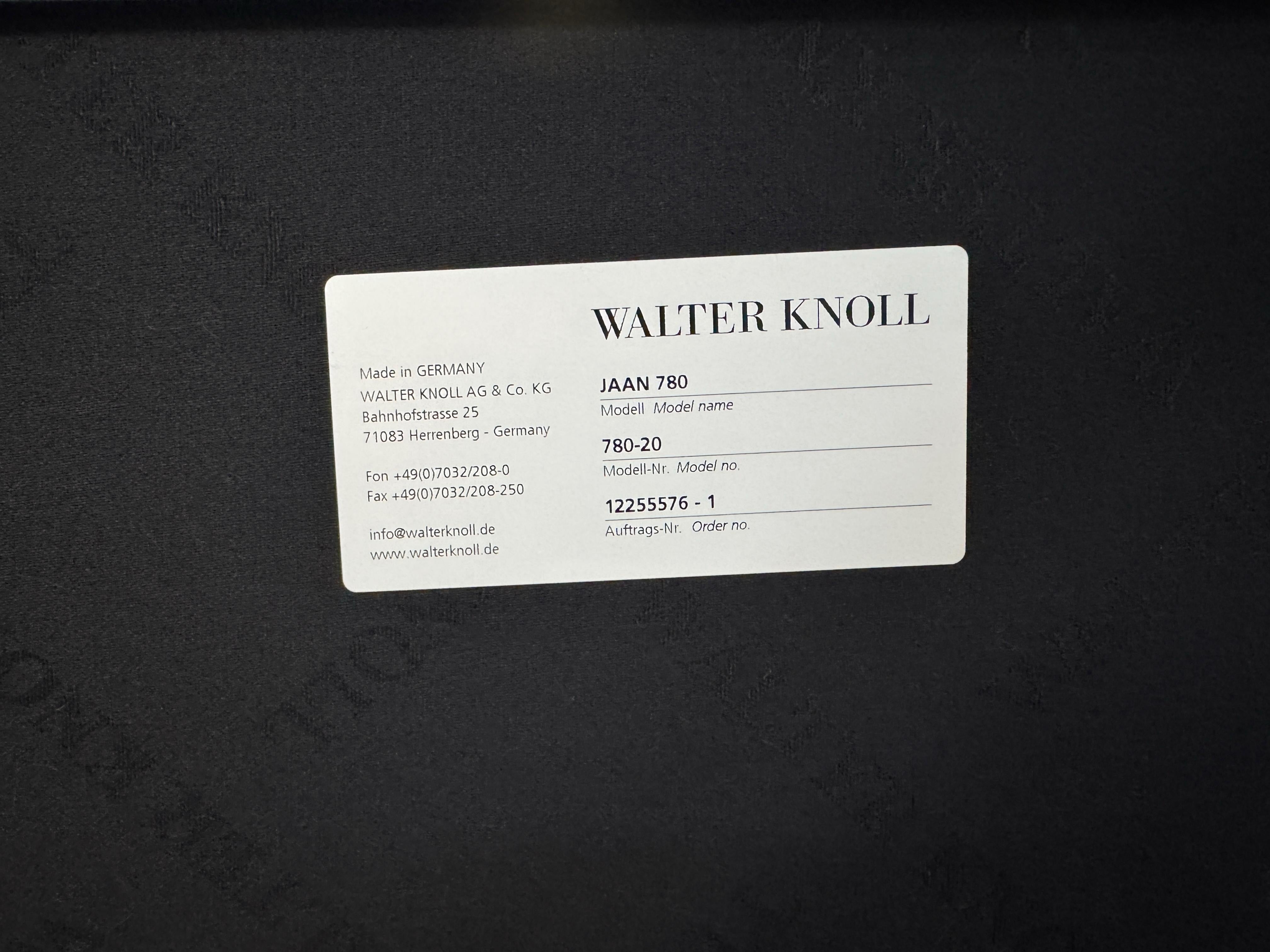 Gebrauchtes braunes Walter Knoll JAAN Designer Leder Sofa vor einer Wand, stilvoll und modern eingerichtet.
