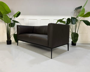 Gebrauchtes braunes Walter Knoll JAAN Designer Leder Sofa vor einer Wand, stilvoll und modern eingerichtet.