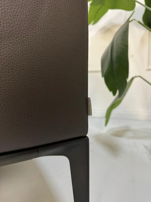 Gebrauchtes braunes Walter Knoll JAAN Designer Leder Sofa vor einer Wand, stilvoll und modern eingerichtet.