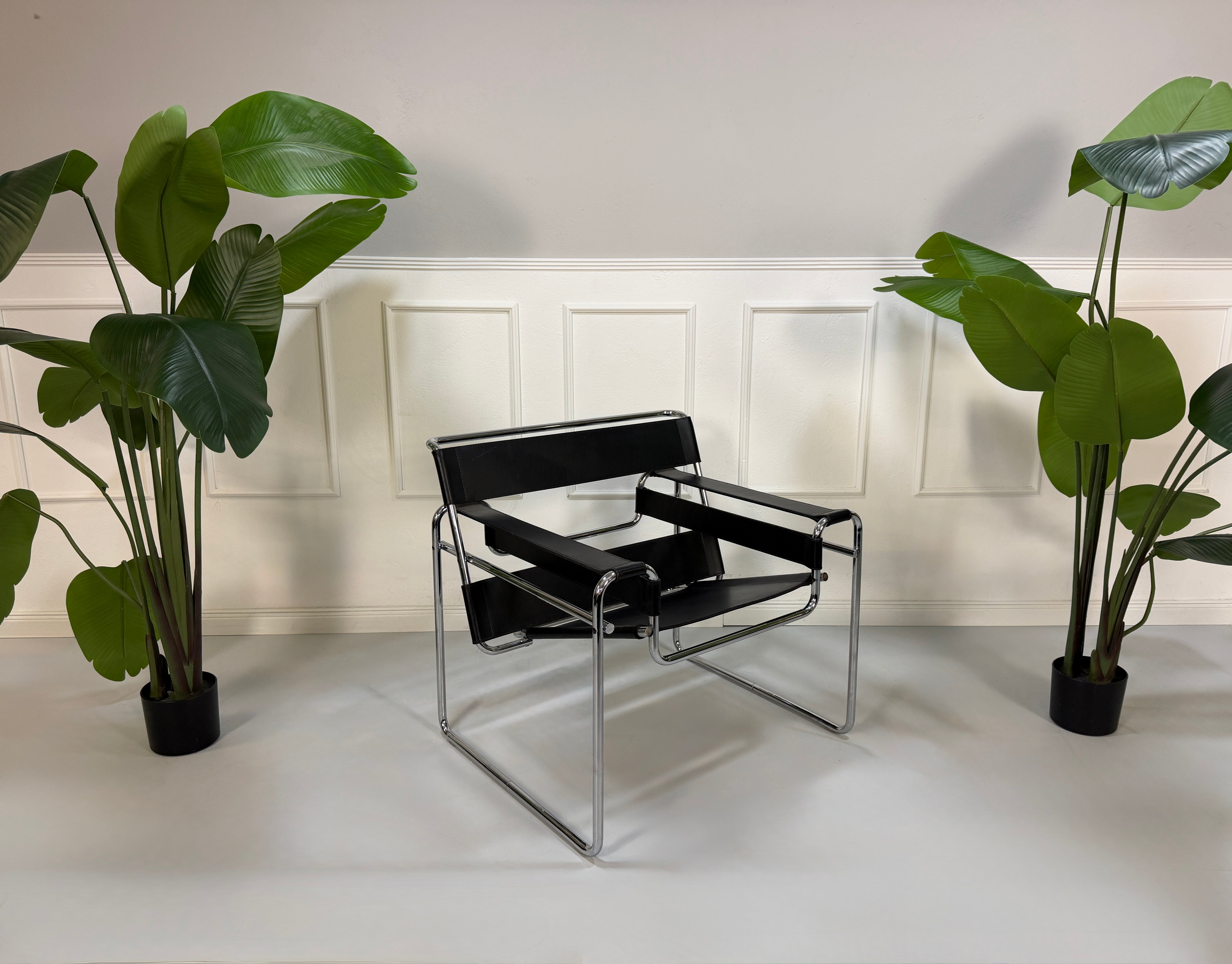 Refurbished Knoll Marcel Breuer Wassily Chair Designer Leder Stuhl im Bauhaus Stil vor einer Wand, stilvoll und modern eingerichtet.