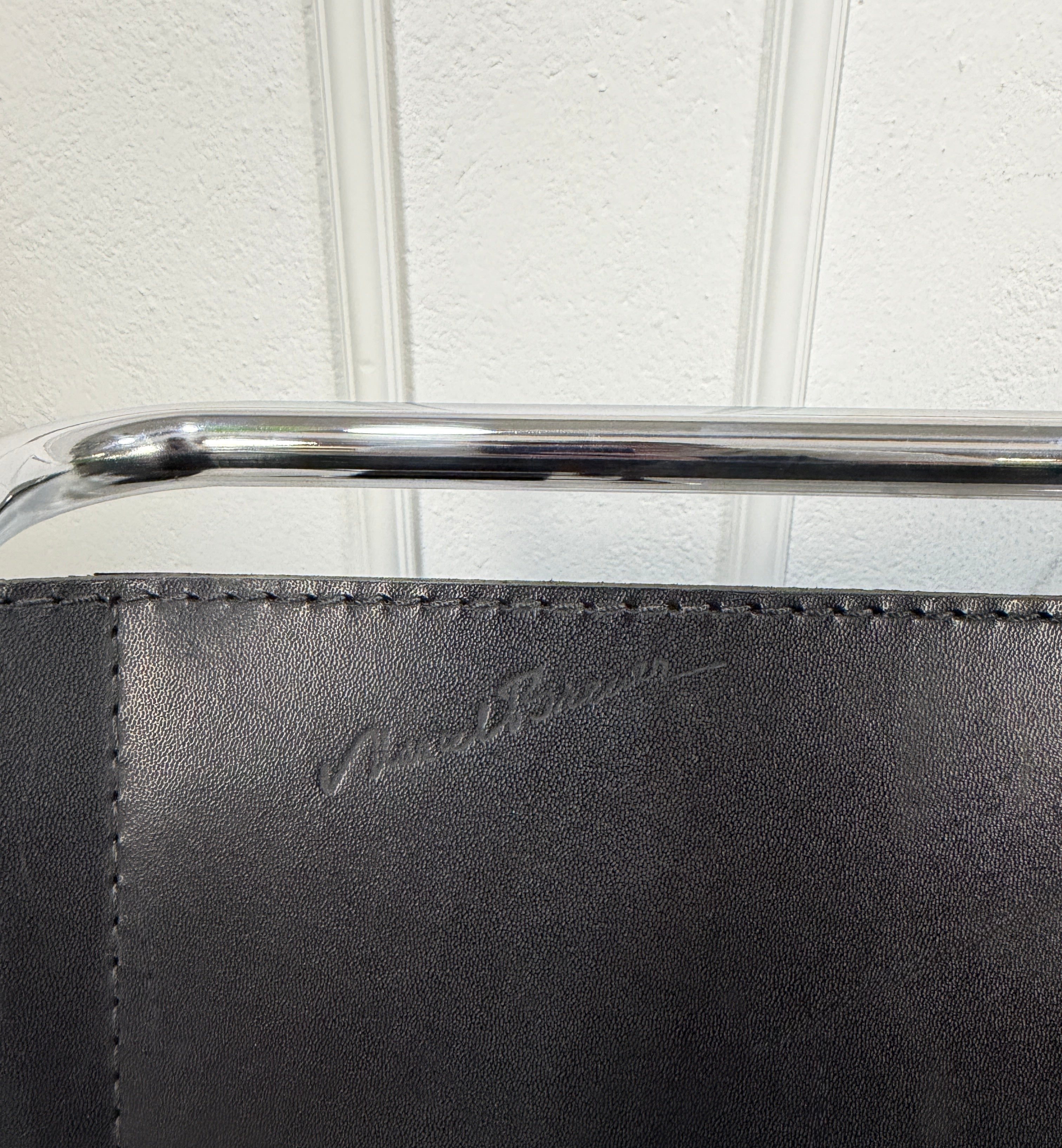 Refurbished Knoll Marcel Breuer Wassily Chair Designer Leder Stuhl im Bauhaus Stil vor einer Wand, stilvoll und modern eingerichtet.