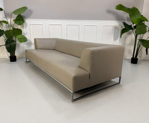 Gebrauchtes graues B&B Italia Solo Designer Leder Sofa vor einer Wand, stilvoll und modern eingerichtet.