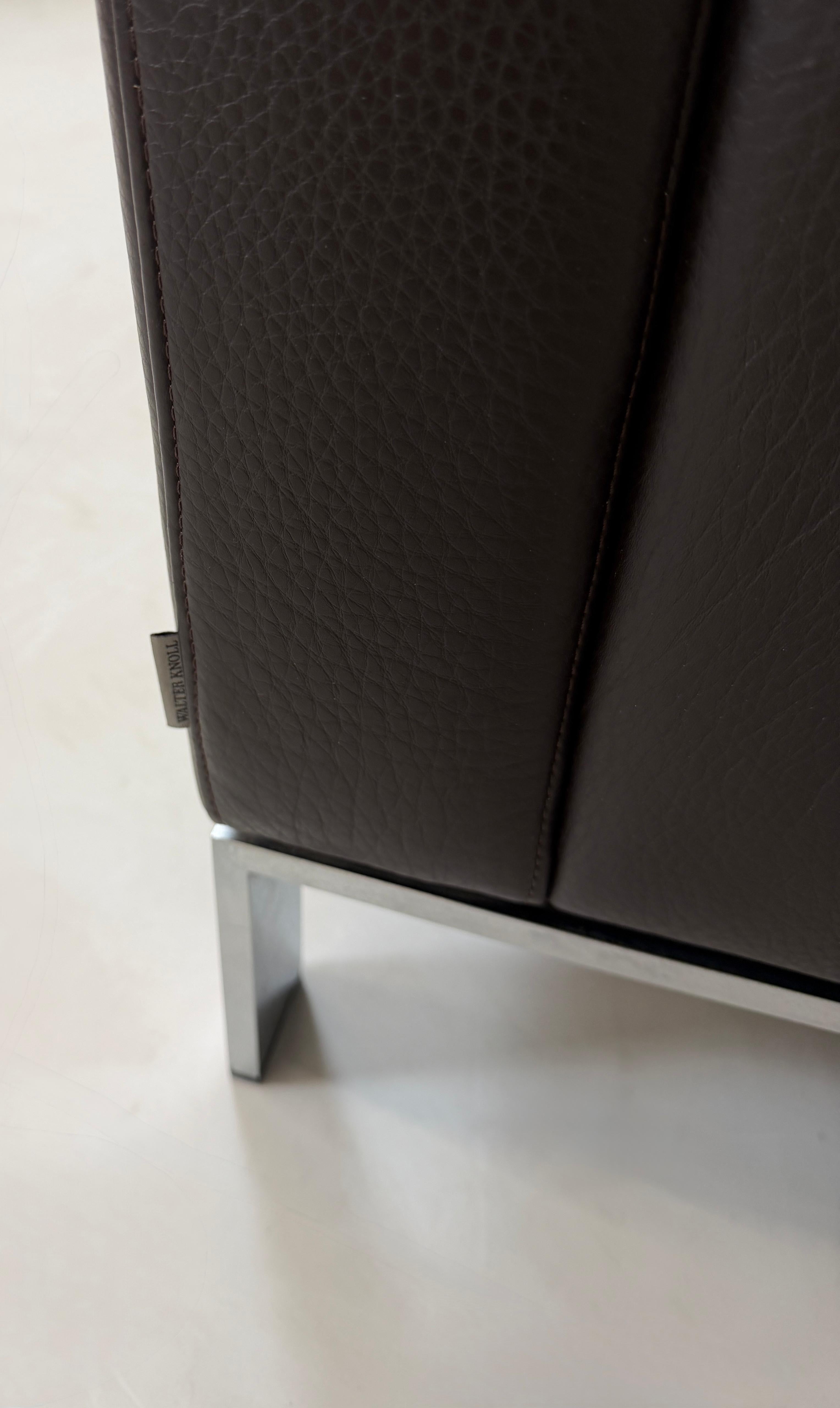 Gebrauchter brauner Walter Knoll Designer Leder Sofa vor einer Wand, stilvoll und modern eingerichtet.