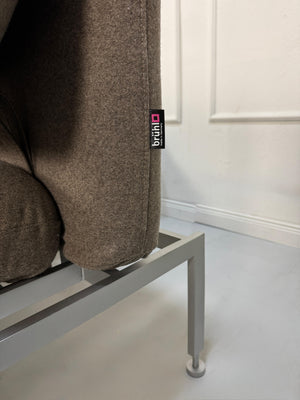 Gebrauchtes braunes Brühl Roro Designer Stoff Sofa vor einer Wand, stilvoll und modern eingerichtet.