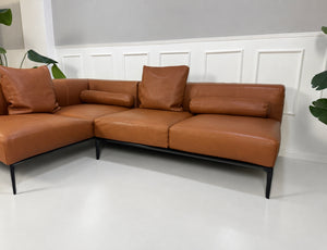 Gebrauchtes braunes Walter Knoll Jaan Living Designer Leder Ecksofa vor einer Wand, stilvoll und modern eingerichtet.