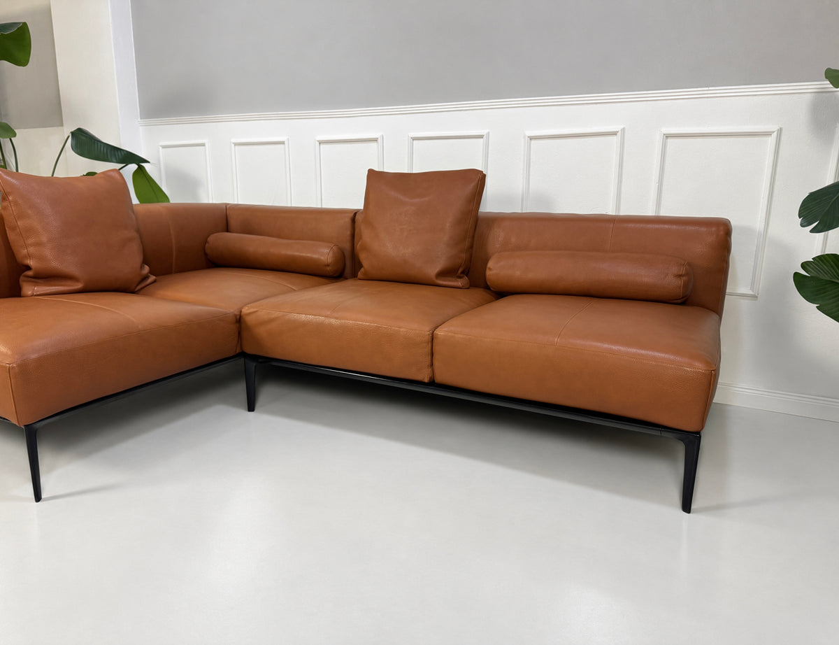 Gebrauchtes braunes Walter Knoll Jaan Living Designer Leder Ecksofa vor einer Wand, stilvoll und modern eingerichtet.