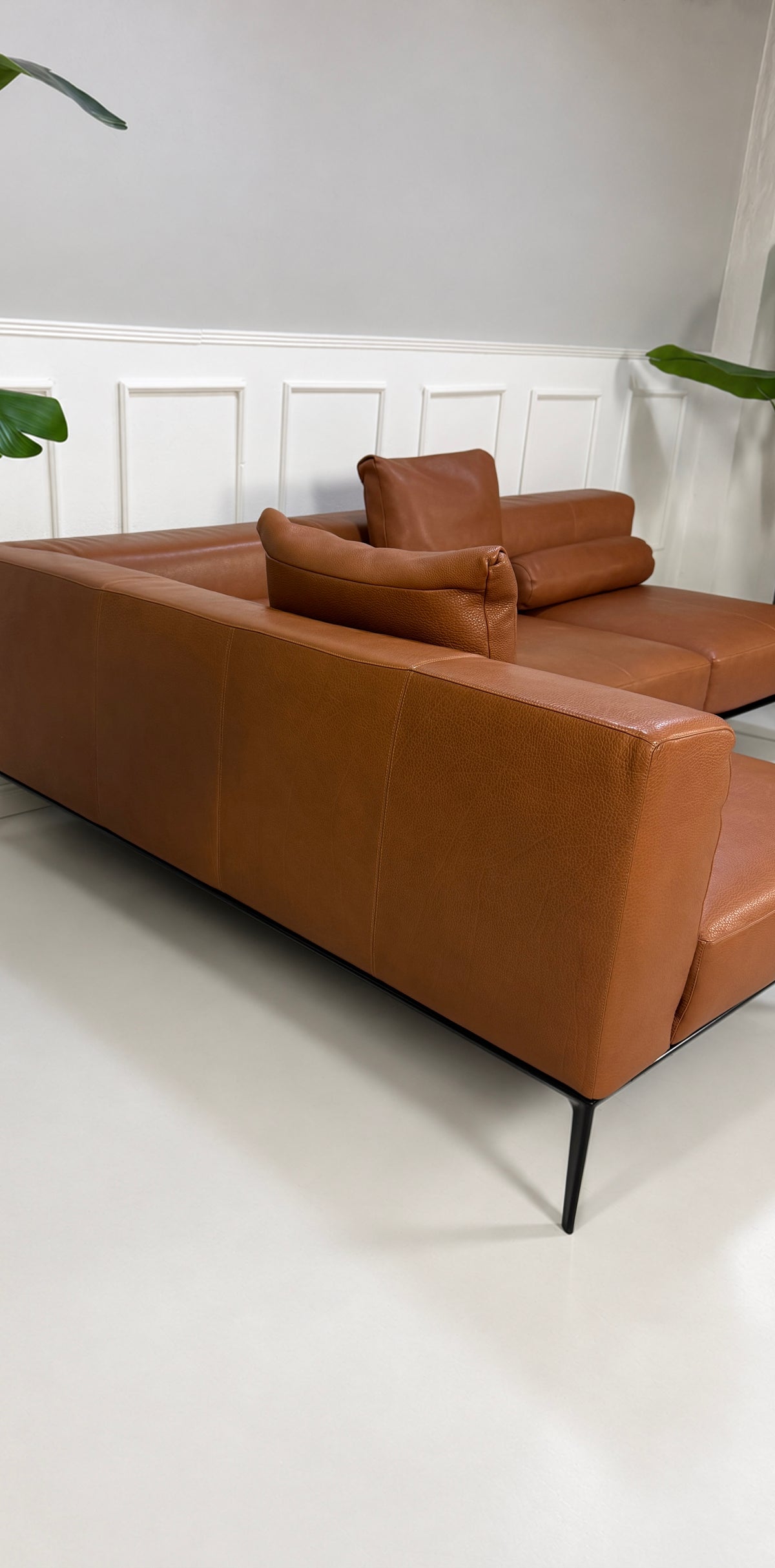 Gebrauchtes braunes Walter Knoll Jaan Living Designer Leder Ecksofa vor einer Wand, stilvoll und modern eingerichtet.