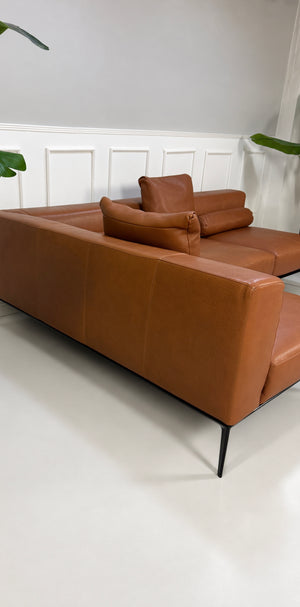 Gebrauchtes braunes Walter Knoll Jaan Living Designer Leder Ecksofa vor einer Wand, stilvoll und modern eingerichtet.