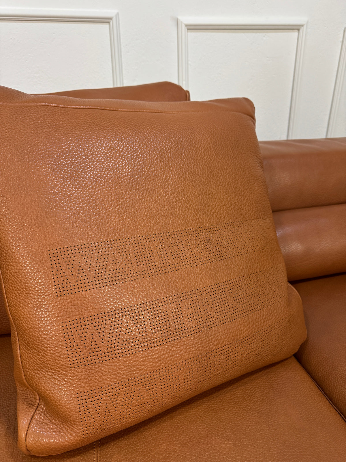 Gebrauchtes braunes Walter Knoll Jaan Living Designer Leder Ecksofa vor einer Wand, stilvoll und modern eingerichtet.