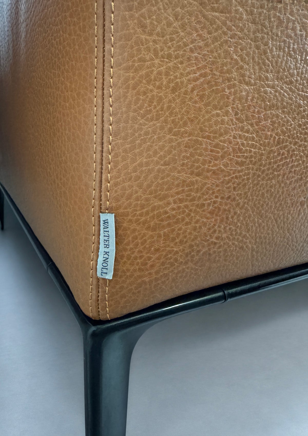 Gebrauchtes braunes Walter Knoll Jaan Living Designer Leder Ecksofa vor einer Wand, stilvoll und modern eingerichtet.