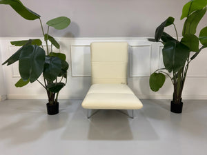 Gebrauchter beiger Brühl Roro Small Designer Leder Sessel vor einer Wand, stilvoll und modern eingerichtet.
