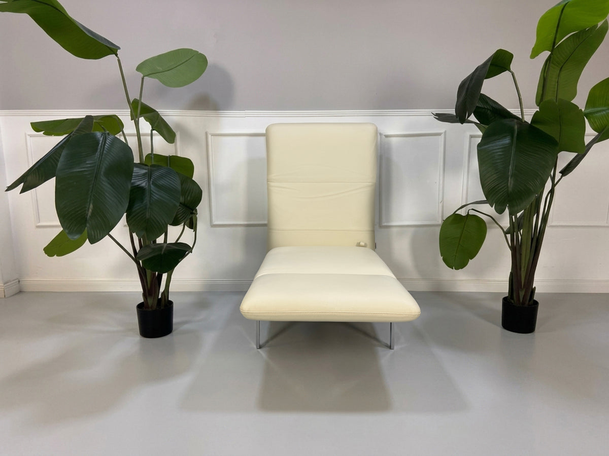 Gebrauchter beiger Brühl Roro Small Designer Leder Sessel vor einer Wand, stilvoll und modern eingerichtet.