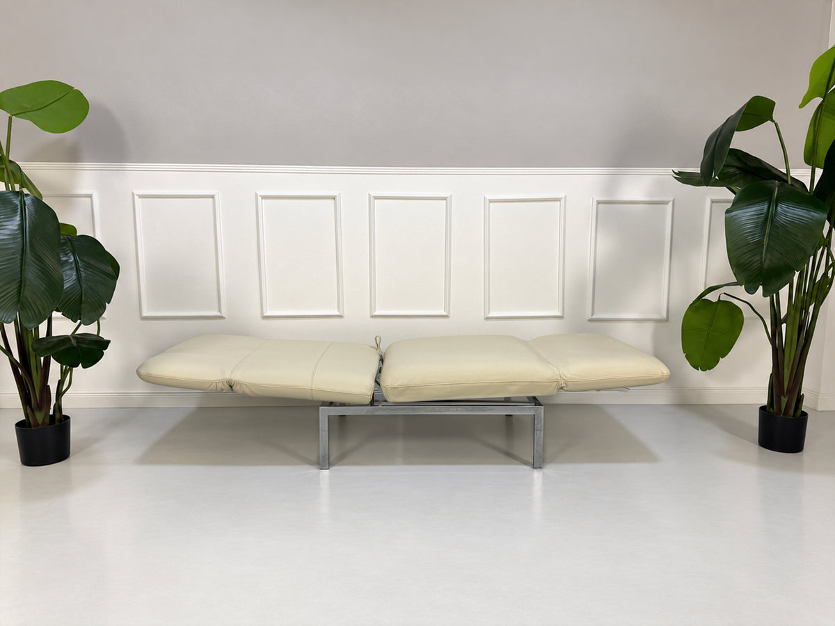 Gebrauchter beiger Brühl Roro Small Designer Leder Sessel vor einer Wand, stilvoll und modern eingerichtet.