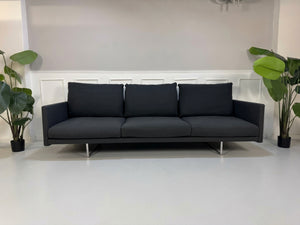Gebrauchtes graues Cassina Toot Designer Stoff Sofa vor einer Wand, stilvoll und modern eingerichtet.