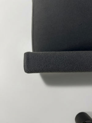 Gebrauchtes graues Cassina Toot Designer Stoff Sofa vor einer Wand, stilvoll und modern eingerichtet.