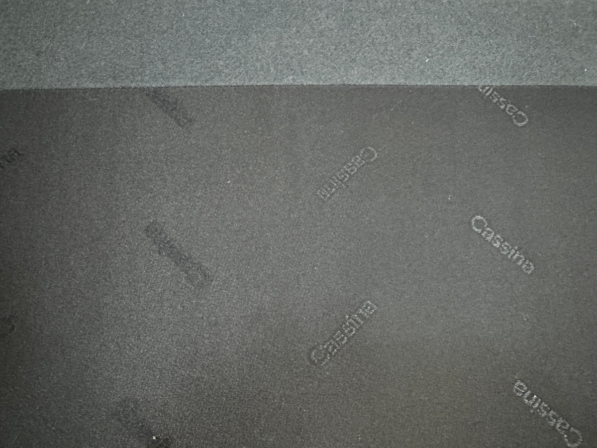 Gebrauchtes graues Cassina Toot Designer Stoff Sofa vor einer Wand, stilvoll und modern eingerichtet.